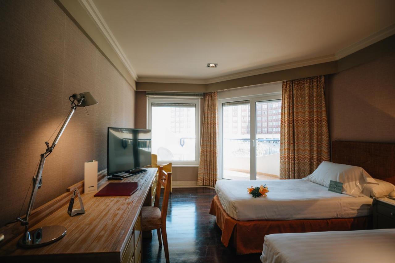 Chambre Double ou Lits Jumeaux avec Lit d'Appoint - Vue Latérale sur Mer